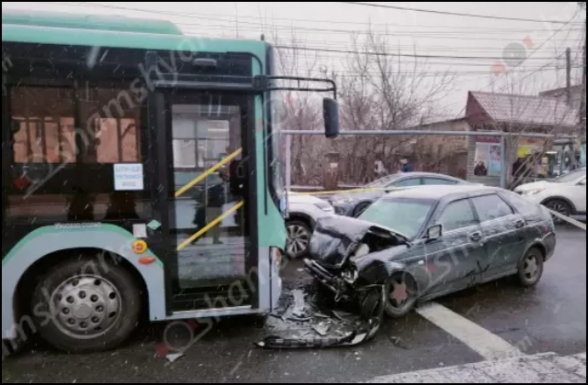 Երևանում բախվել են թիվ 46 երթուղու ավտոբուսը, «Opel Zafira»-ն ու «Lada Priora»-ն. կան վիրшվորներ